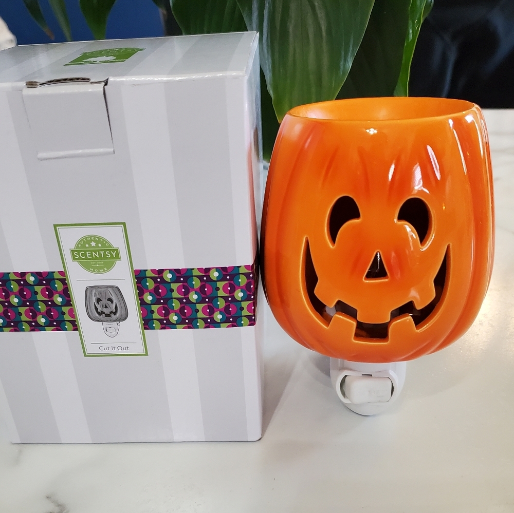 Cut it Out Scentsy Plugin Mini Warmer Pumpkin - Picture 3 of 14